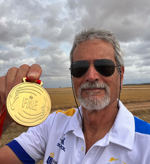 Javier Hernández Abad con la medalla de campeón